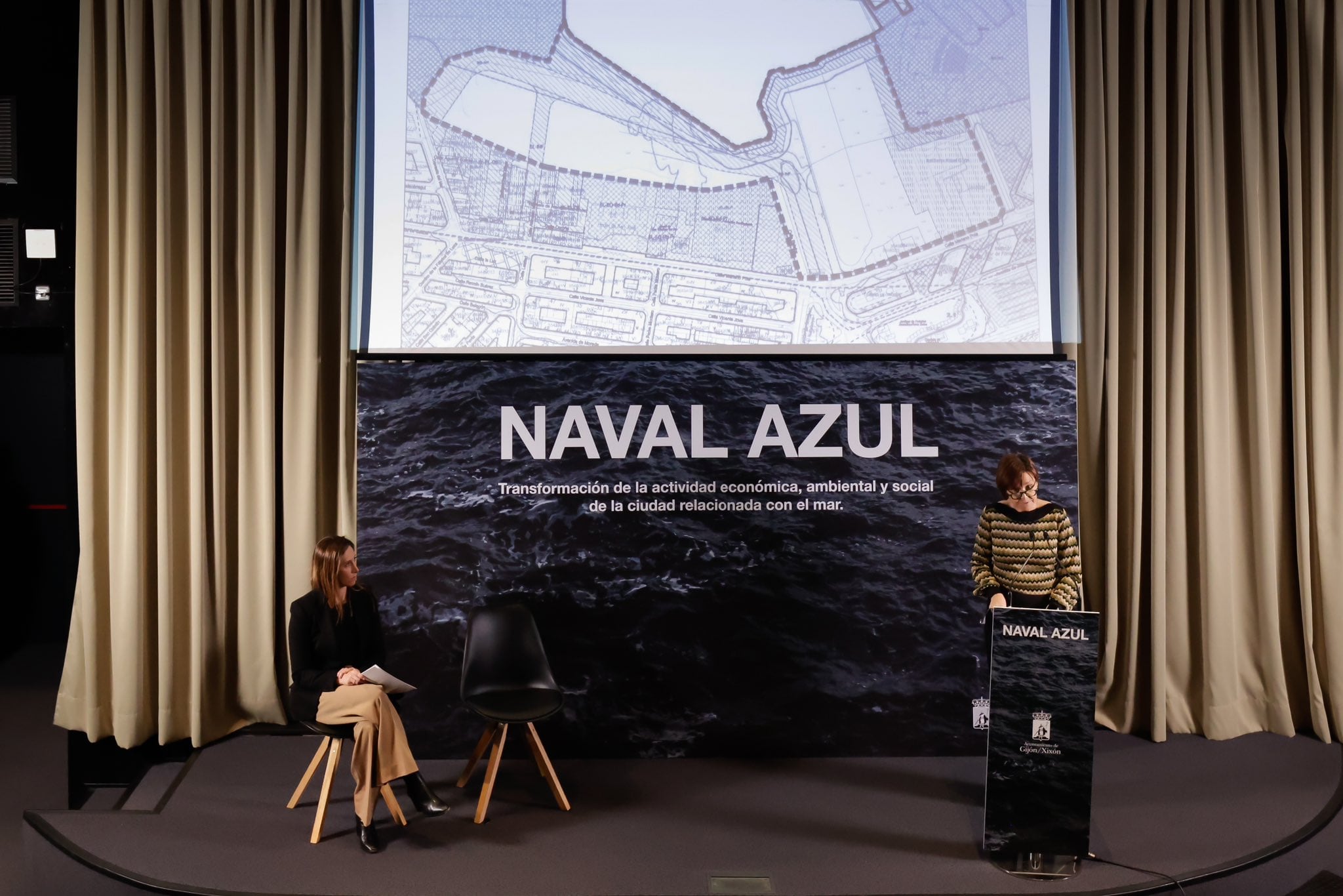 Carmen Moriyón durante la presentación del proyecto Naval Azul junto a la vicealcaldesa Ángela Pumariega.