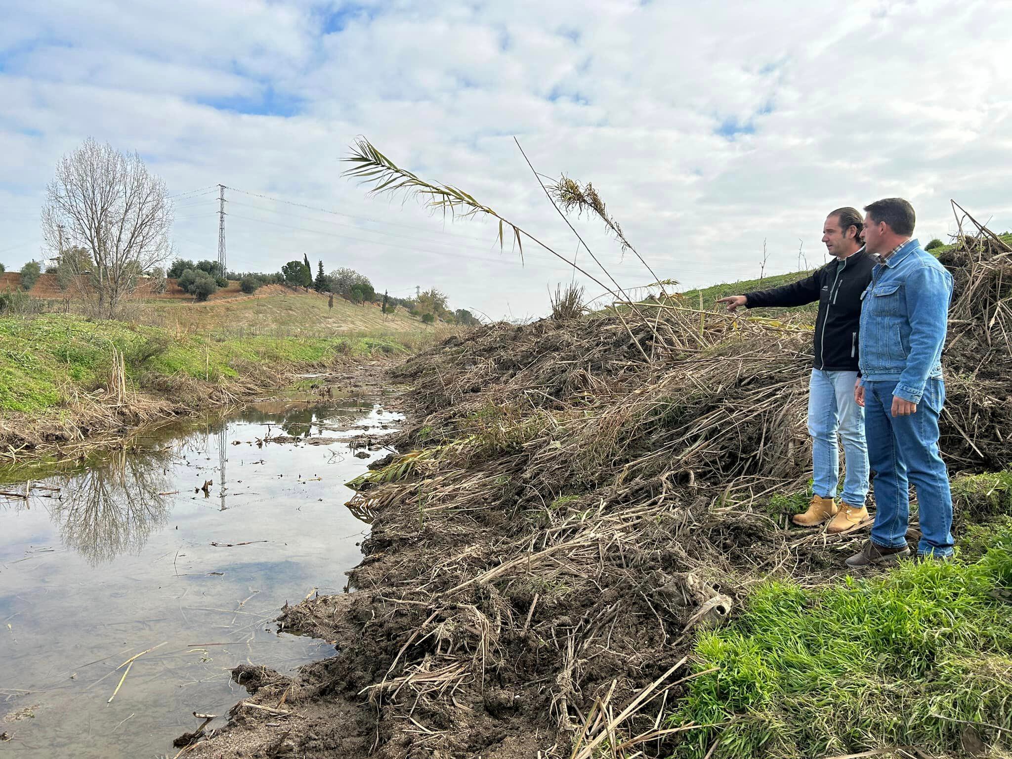 Limpian las cañas y la caja de los arroyos Mestanza y Los Molinos ante las posibles lluvias de invierno