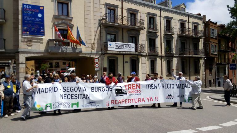 Los manifestantes por el Directo Madrid-Aranda-Burgos bajo la pancarta de otra reivindicación social arandina y ribereña por el nuevo hospital