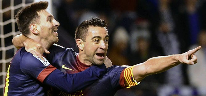 Messi y Xavi celebran un gol