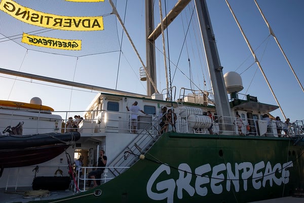 Visitantes en el Rainbow Warrior. Fuente: Greenpeace/Eva Máñez