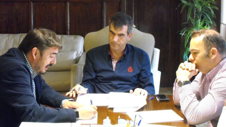 Momento de la reunión entre los dos alcaldes y el vicealcalde de la capital