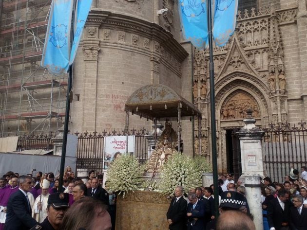 El paso de la Virgen de los Reyes, dispuesto ante la Puerta de Palos para que la tropa rindiera honores a la Patrona