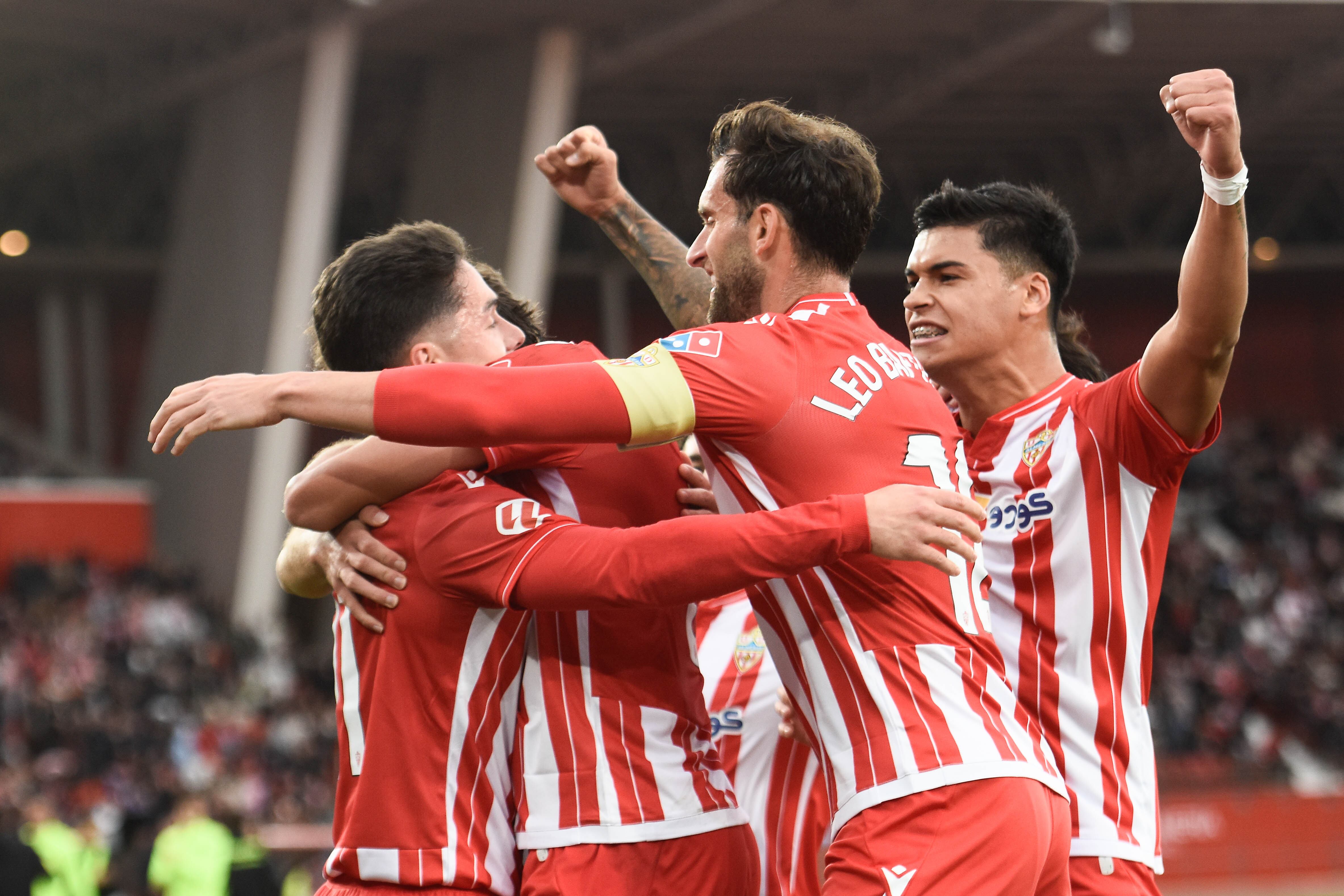 El Almería es una piña en el campo y fuera.