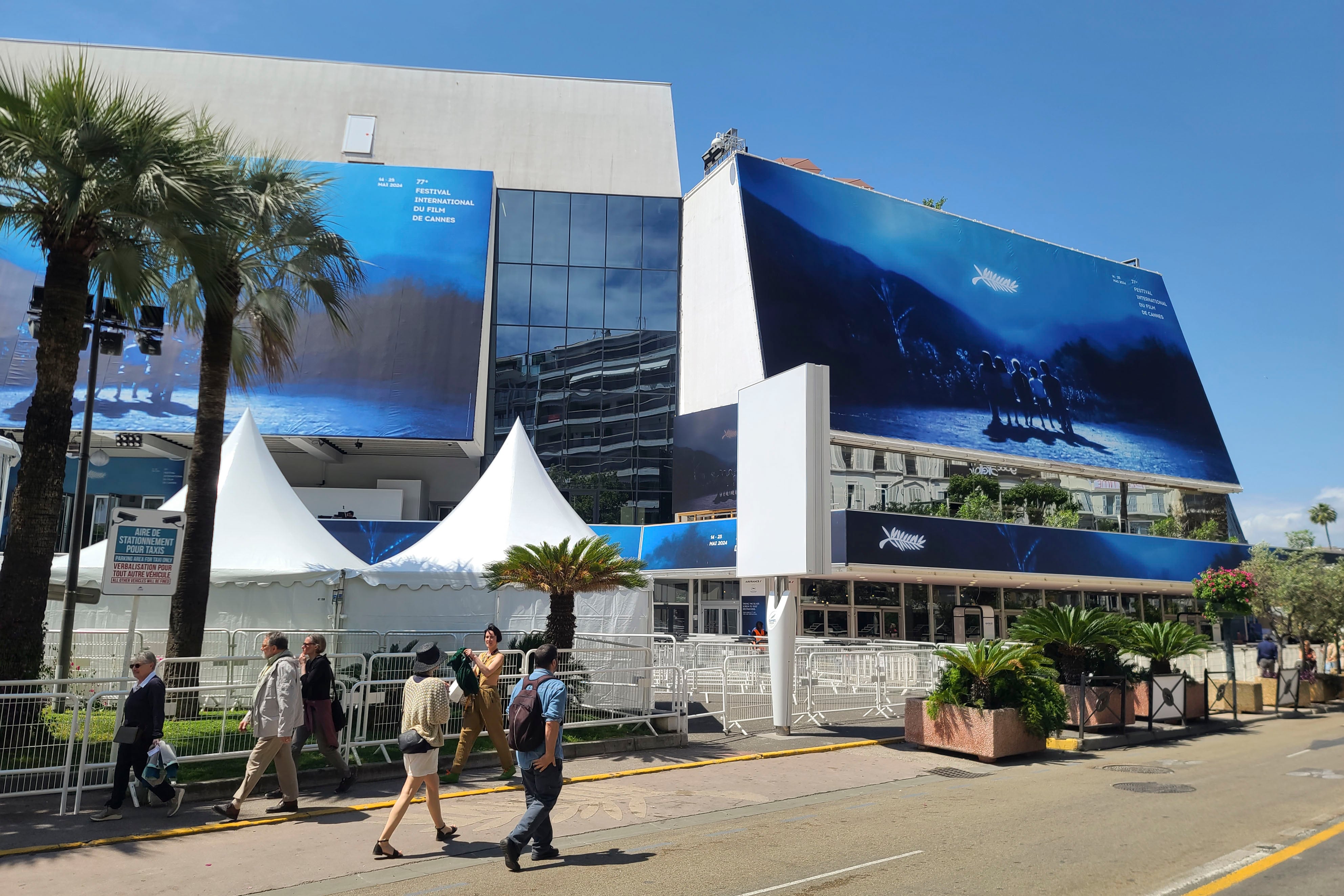 Últimos preparativos antes la apertura de la edición número 77 del Festival de Cine de Cannes. EFE/Edgar Sapiña Manchado