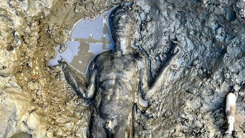 Imagen en el barro de una de las 24 estatuas de bronce halladas en perfecto estado en las antiguas termas de San Casciano dei Bagni, en la provincia de Siena (Italia).  EFE/ Ministerio de cultura