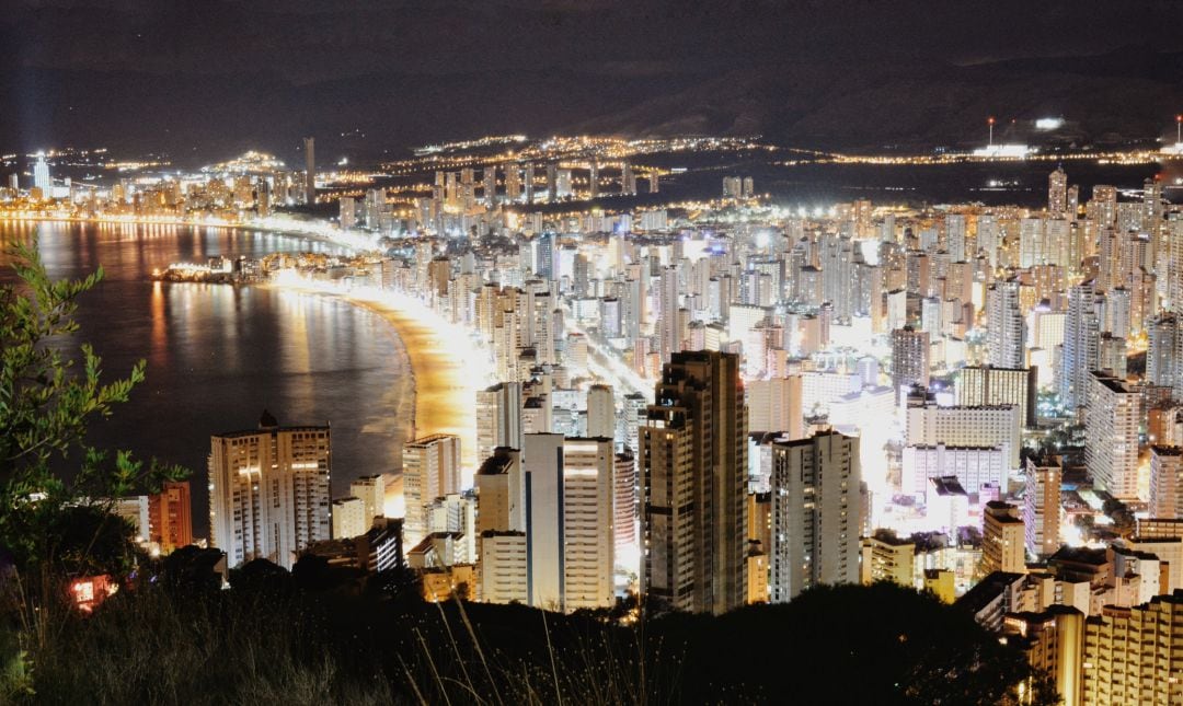 Vista nocturna de Benidorm.