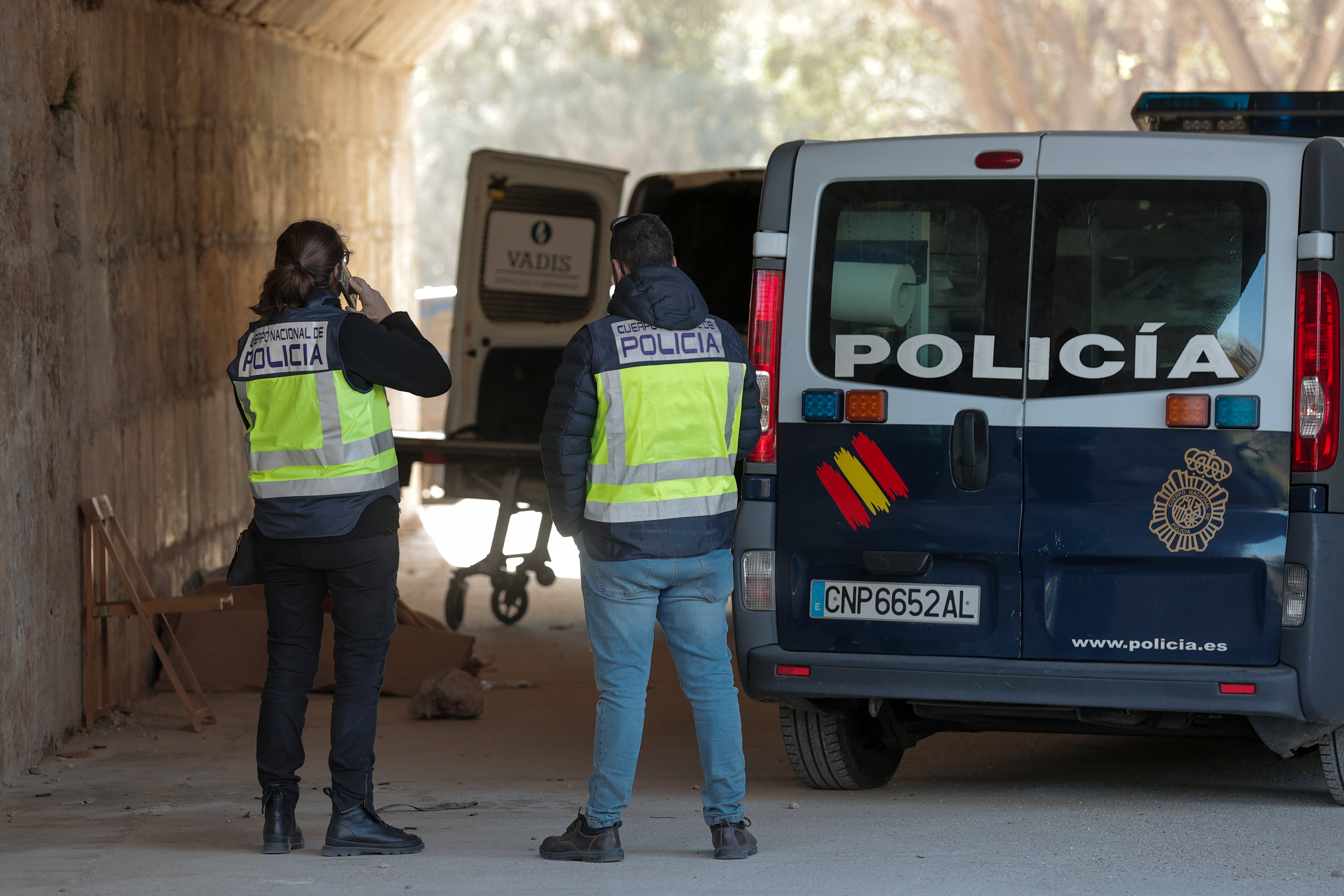 Dos agentes de la Policía Nacional aguardan bajo el Puente del Real en el lugar donde se ha encontrado a dos hombres muertos &quot;con la cabeza reventada con heridas grandes&quot; producidas por las pedradas y cuyo autor ha sido detenido según fuentes de la Policía Local. EFE/Manuel Bruque