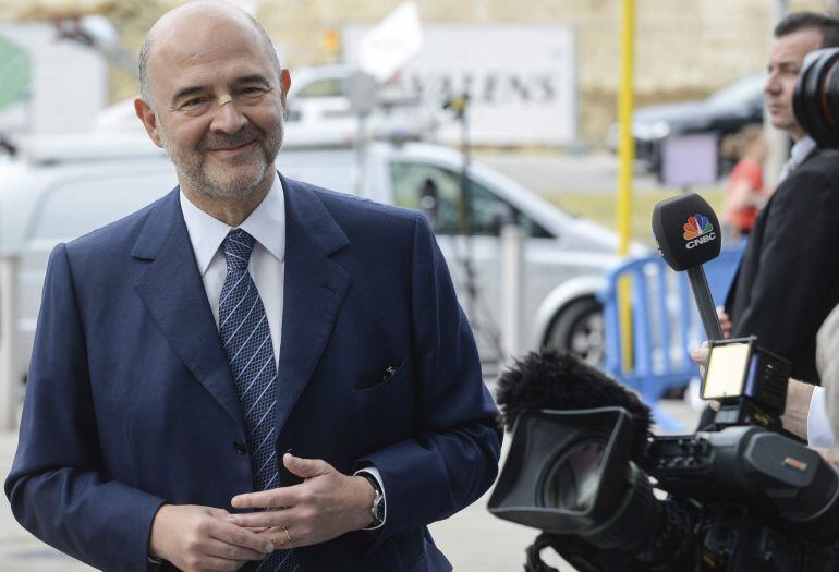 BRU12 BRUSELAS (BÉLGICA) 07/07/2015.- El comisario europeo de Economía y Asuntos Financieros, el galo Pierre Moscovici, a su llegada a una reunión especial de los ministros de Finanzas de la Unión Europea en Bruselas (Bélgica) hoy, martes 7 de julio de 20