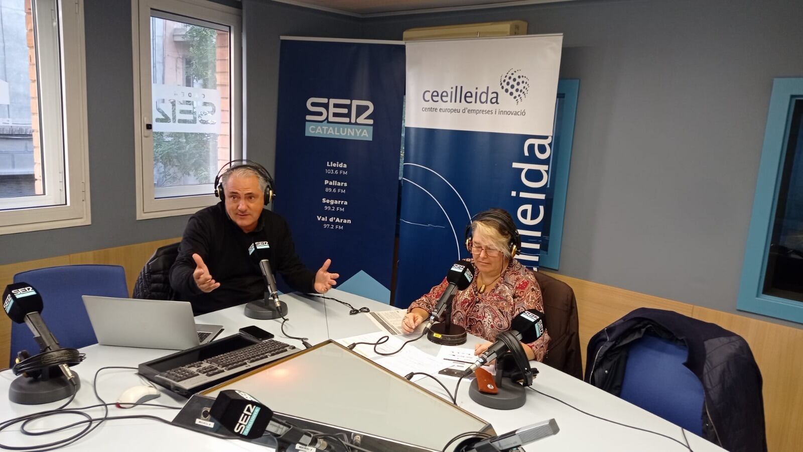 José Alonso, professor de la UdL, Marisa Benítez, tècnica de la Paeria i, per telèfon, Yolanda Ordóñez, d'Eurecat, durant el programa sobre Emprèn Bio Lleida 4.0 que s'ha emès per Ràdio Lleida.