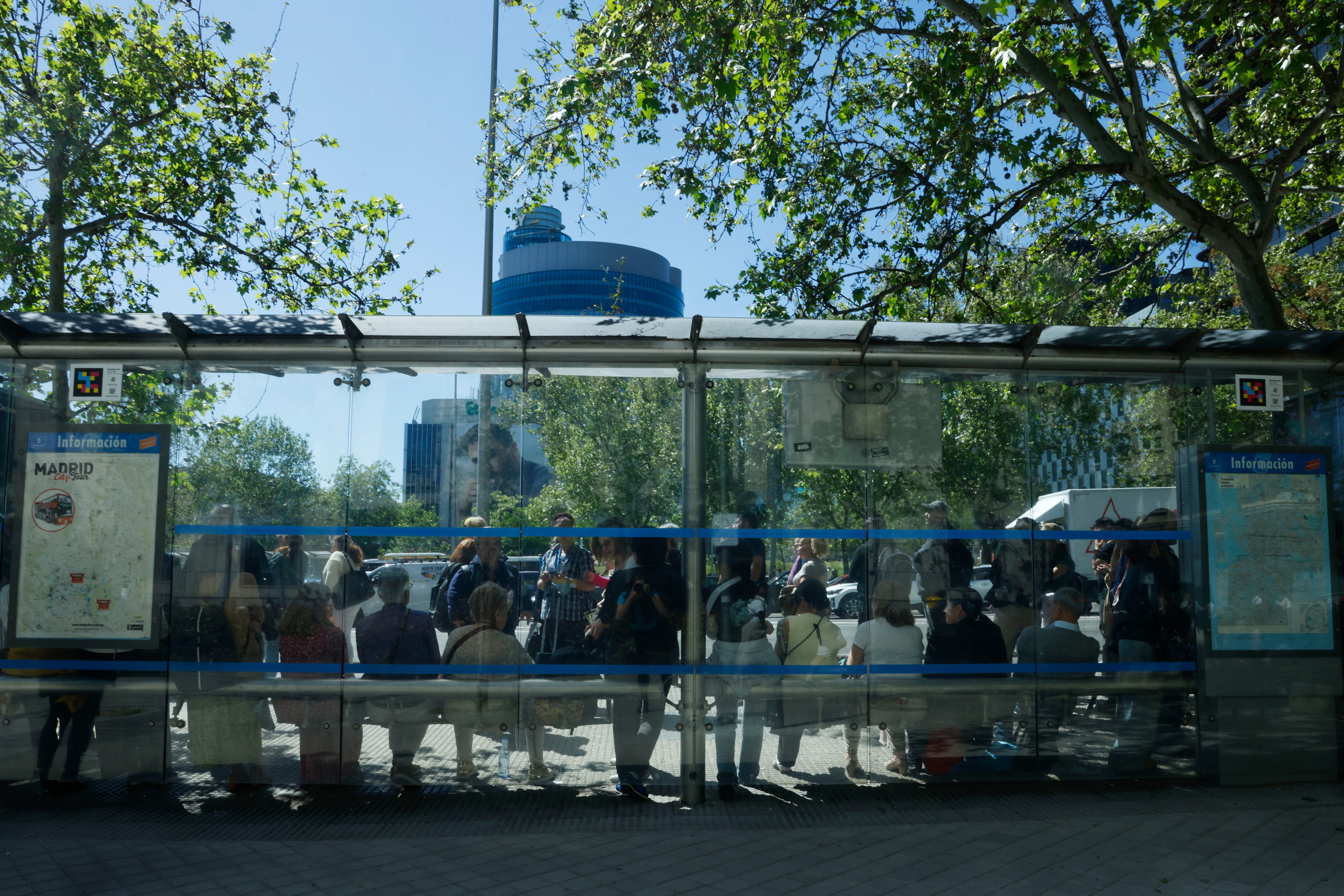 MADRID, 28/04/2025.- Fotografía de una parada de autobús llena este lunes, durante el apagón en Madrid. EFE/ Blanca Millez

