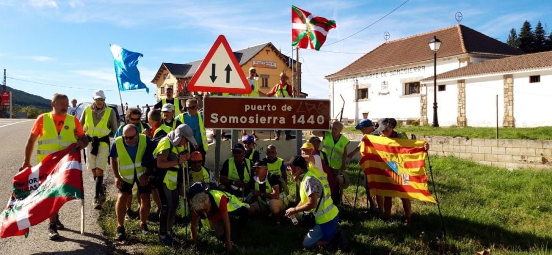 Los jubilados vascos llegan al Puerto de Somosierra, en la Comunidad de Madrid