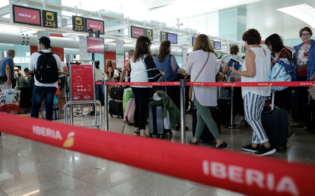 Imagen de los mostradores de Iberia en el Prat, durante uno de los paros de este verano