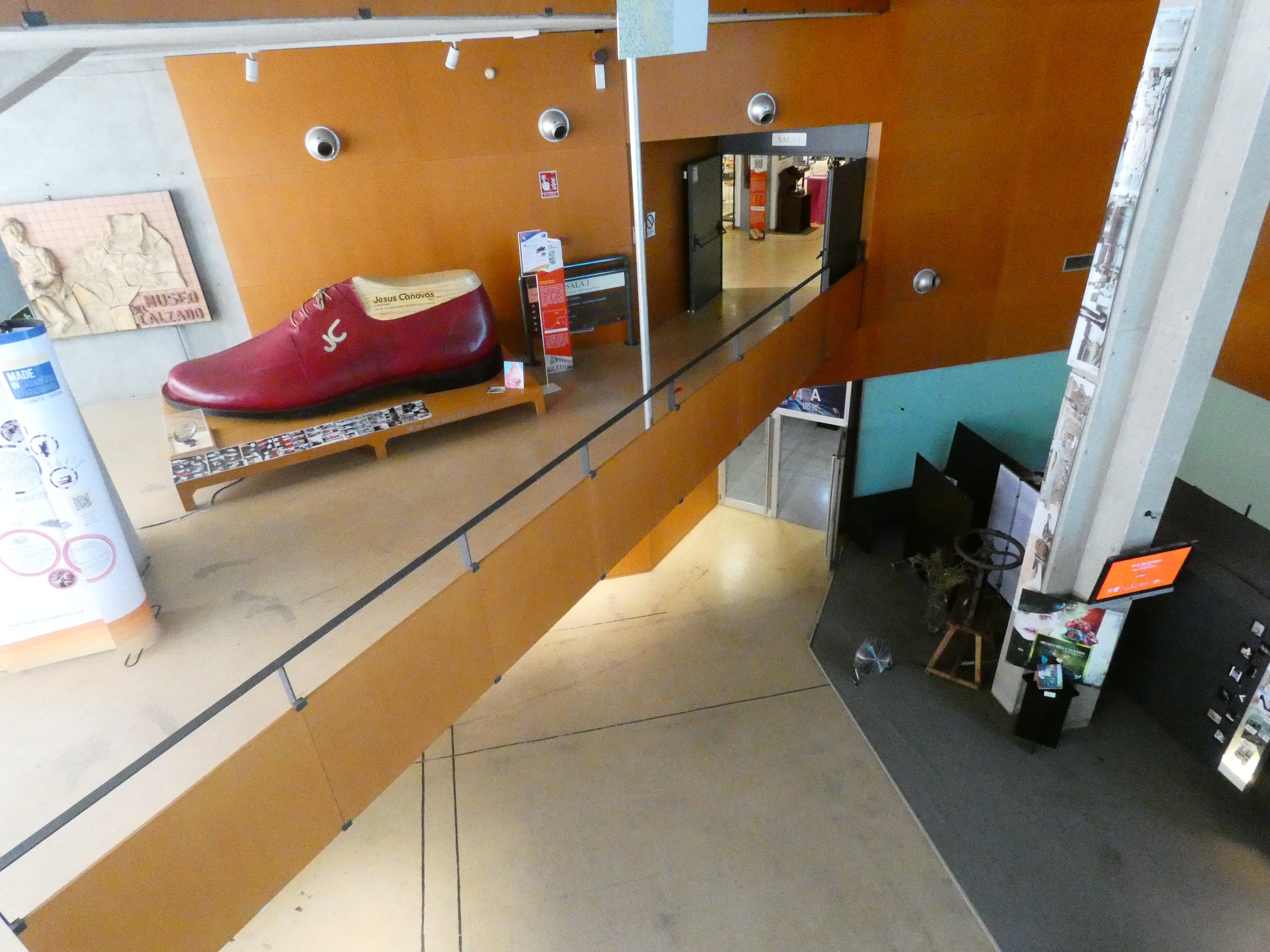 En el Museo del Calzado de Elda están expuestos, el zapato más grande del mundo y el más pequeño, registrados en el Guinness World Records