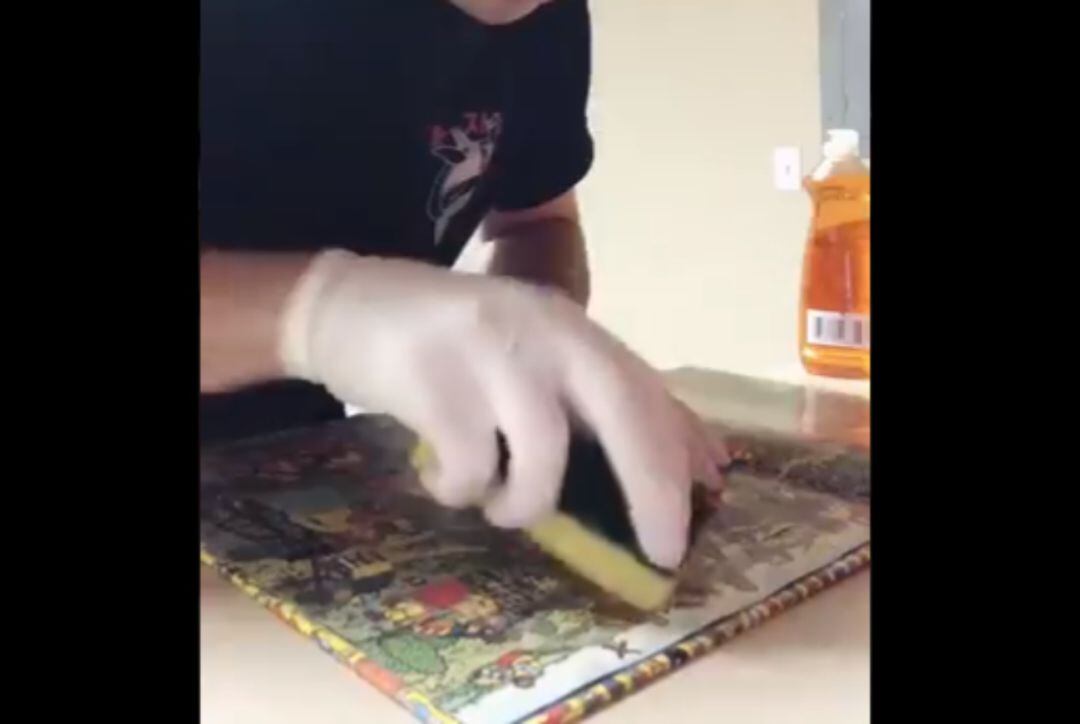 Un chico borra a Wally del libro "¿Dónde está Wally? y lo devuelve a la librería