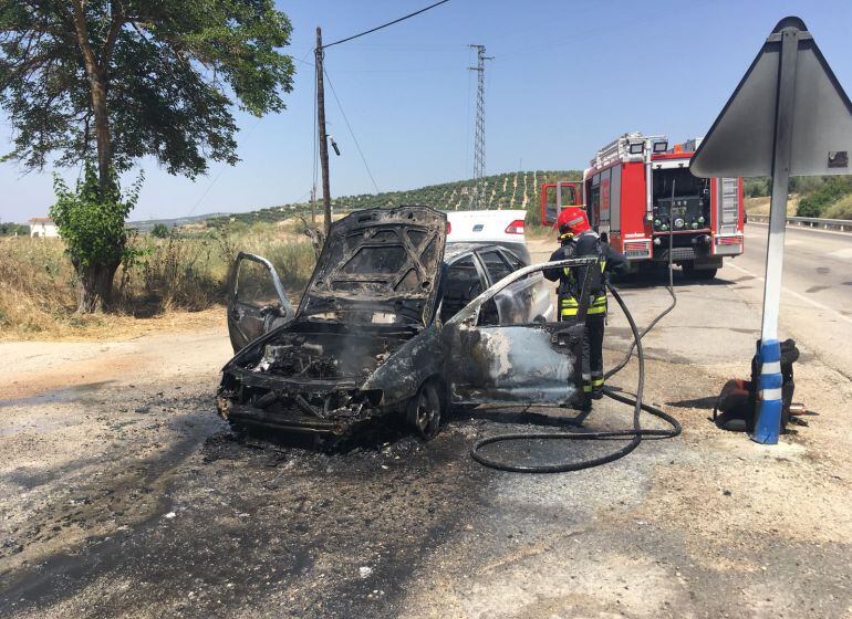 El vehiculo ha quedado completamente calcinado a pesar de que los bomberos han tardado solo 8 minutos en llegar desde el parque comarcal situado en Peal de Becerro