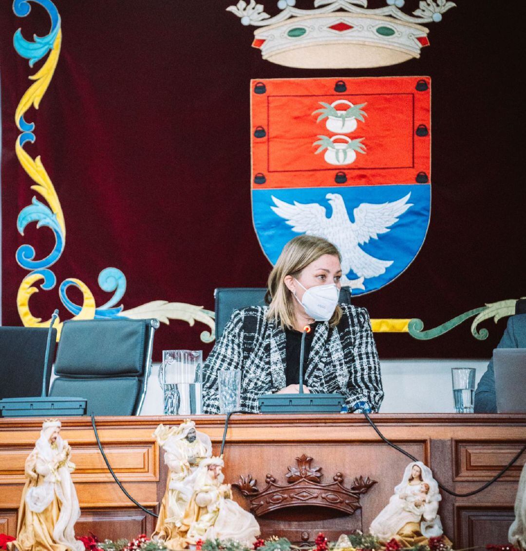 Ástrid Pérez, alcaldesa de Arrecife, en el último pleno.