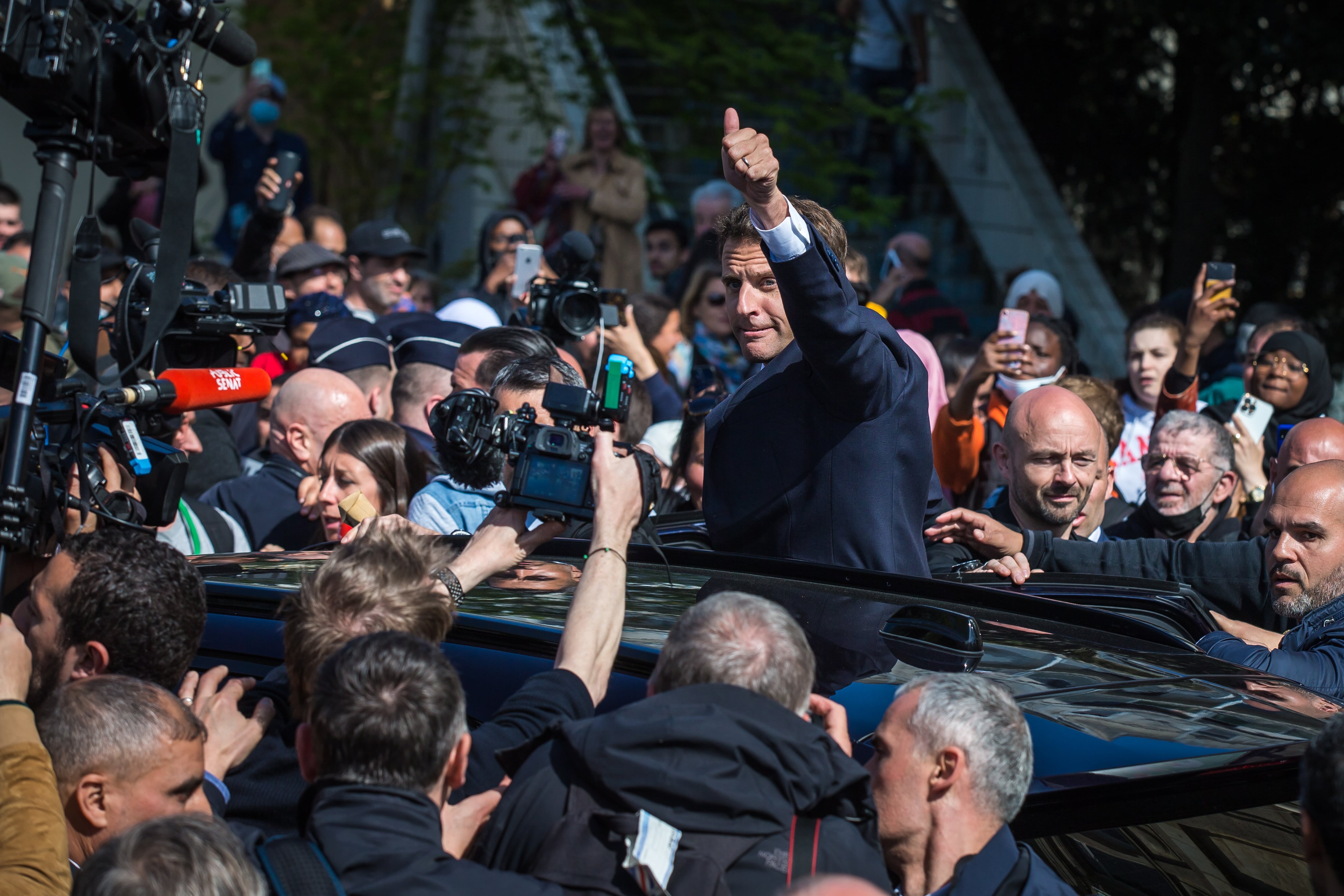 Emmanuel Macron, entre la multitud en Saint Denis.