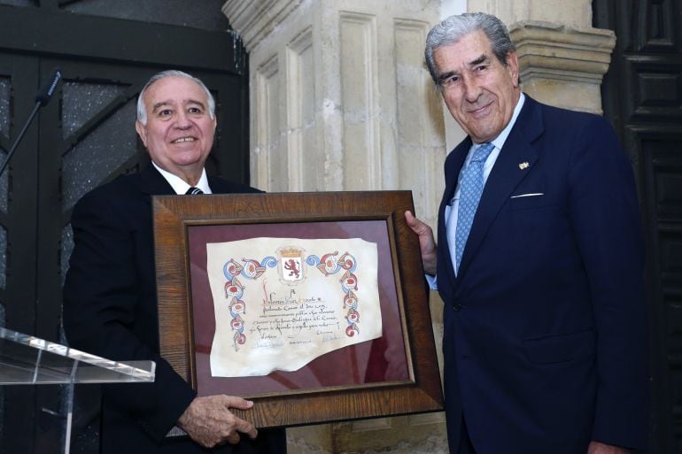 Valentín Díez Morodo recoge el Leonés del Año de manos del presidente del Jurado Fernando Suárez