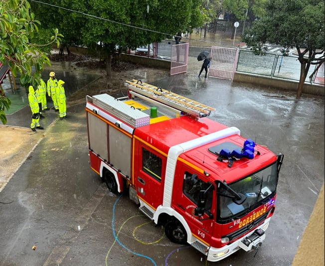 Los bomberos inspeccionan el Colegio Santo Ángel de Alicante inundado por las lluvias