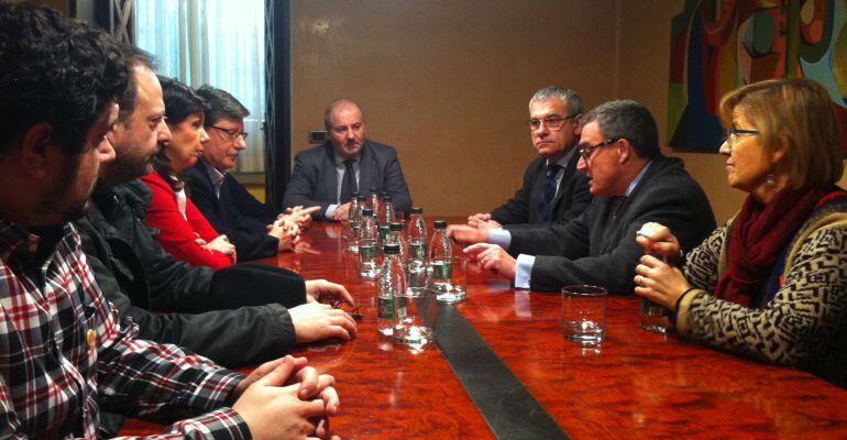 Ros, acompanyat dels tinents d’alcalde Joan Gómez i Montse Parra, s’ha reunit amb el cap de l’oposició, Joan Ramon Zaballos (CiU), Dolors López i Joan Vilella (PP), Carles Vega (ERC), Eduard Baches (ICV), Teresa Ibars (CUP) i Pep Mòdol (MES).