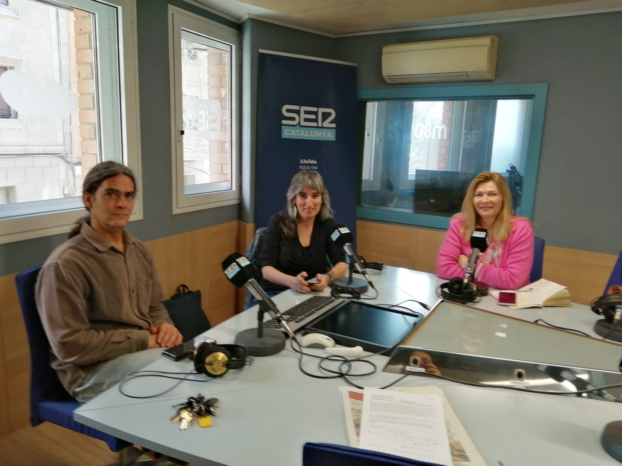 D&#039;esquerra a dreta, Sergi Talamonte; Sandra Castro i Begoña Iglesias, avui a Ràdio Lleida.