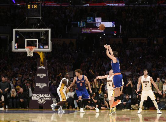 Mar 13, 2016; Los Angeles, CA, USA; New York Knicks guard Jose Calderon (3) shoots the game-winning shot during the fourth quarter against the Los Angeles Lakers at Staples Center. The New York Knicks won 90-87. Mandatory Credit: Kelvin Kuo-USA TODAY Spor