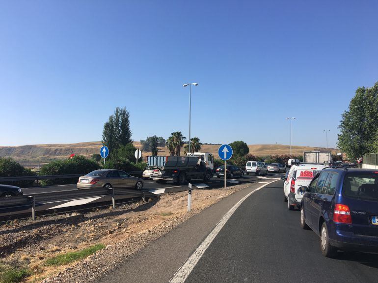 Retenciones habituales en la incorporación a la A 4 desde el Arcángel debido al tapón que provoca la salida actual de la A 4 hacia los polígonos y la Ronda