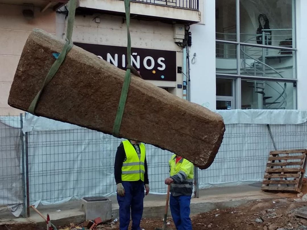 Transporte de una de las lápidas encontradas en la Plaza de Santa María