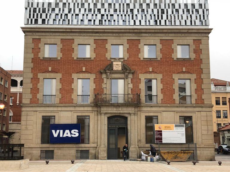 Operarios trabajan en la reparación de los desperfectos en la Audiencia de Palencia