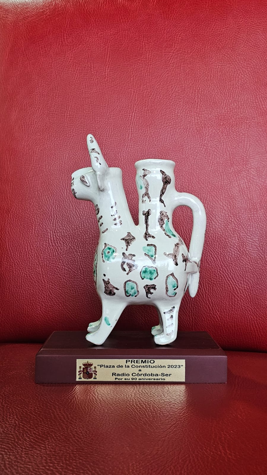 Estatuilla del premio Plaza de la Constitución 2023 a radio Córdoba.