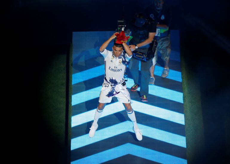 Real Madrid team celebrates at their stadium after winning title- Santiago Bernabeu Stadium, Madrid, Spain - 4/6/17 Real Madrid's Cristiano Ronaldo celebrates during a victory ceremony. REUTERS/Susana Vera