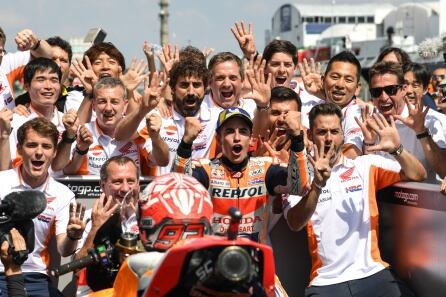 Marc Márquez celebra con su equipo la novena victoria consecutiva en Sachsenring