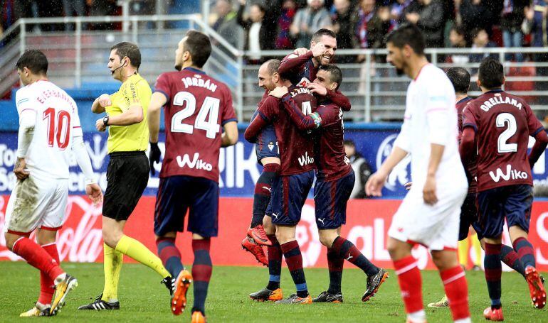 Los jugadores del Eibar celebran el gol de falta de Arbilla
