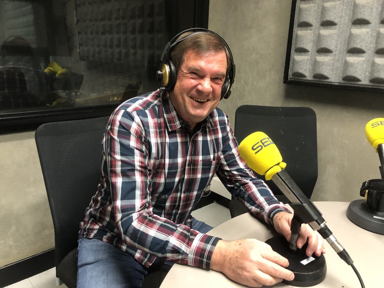 Carlos Abad posa sonriente en los estudios de Radio Eibar