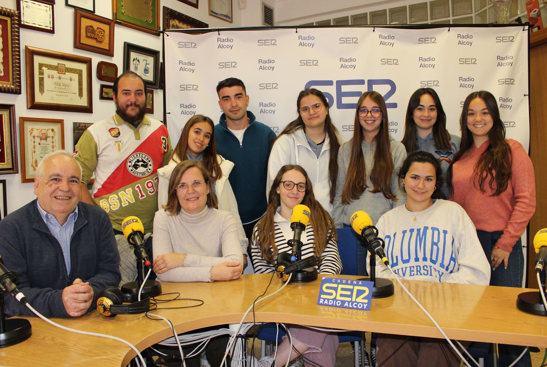 La professora, Silvia Rico, i els seus alumnes, acompanyats pel col·laborador de Radio Alcoy, Virgilio Colomina
