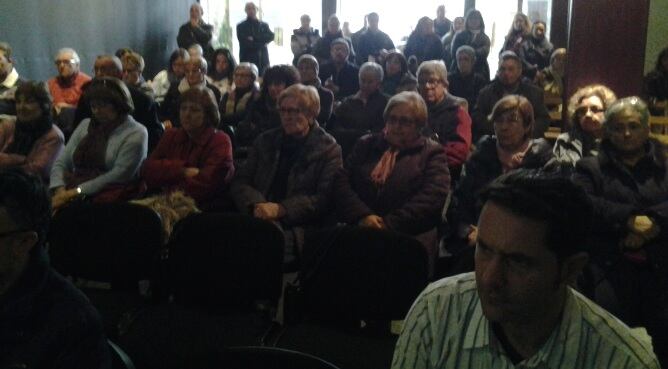 Veïns de Flix que han assistit a l'especial Hora L Catalunya fet des de la població de la Ribera d'Ebre