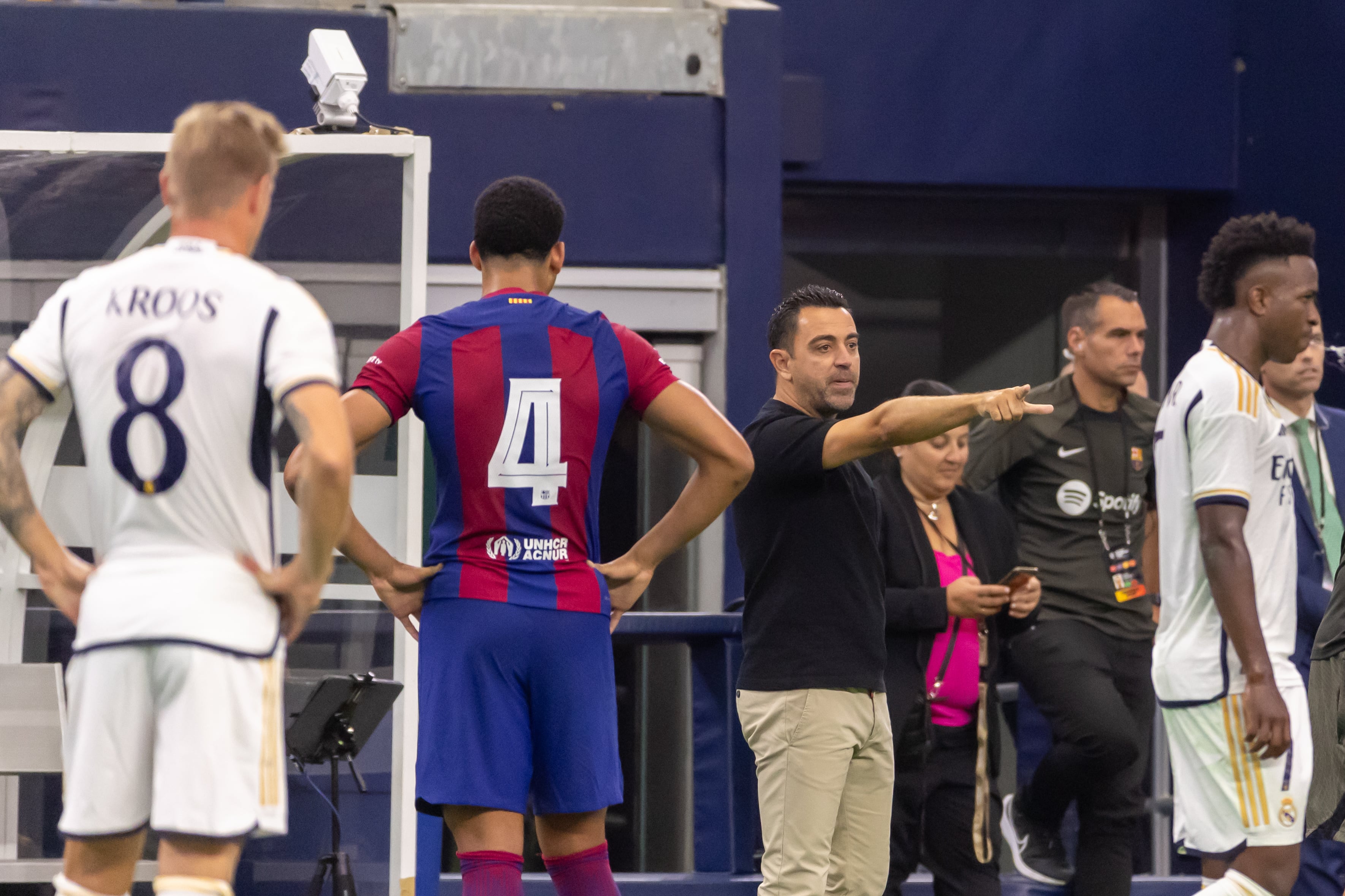 Xavi da instrucciones a sus jugadores durante el Clásico.