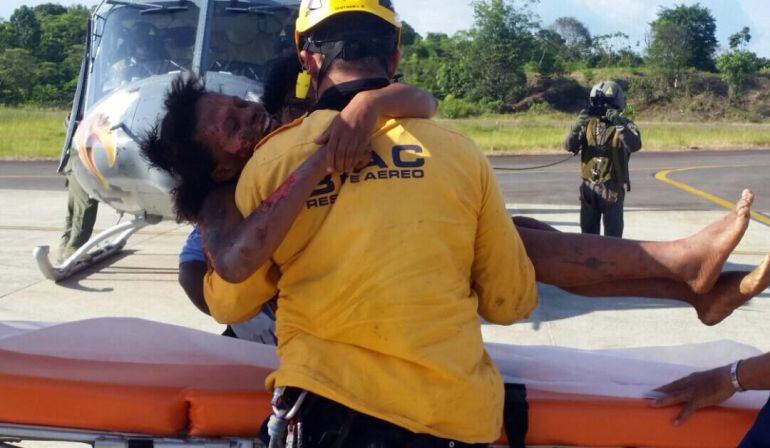 Fotografía cedida por la Fuerza Aérea Colombiana (FAC) donde se ve a un integrante de un grupo de rescate cargando a la señora María Nelly Murillo después de su rescate.