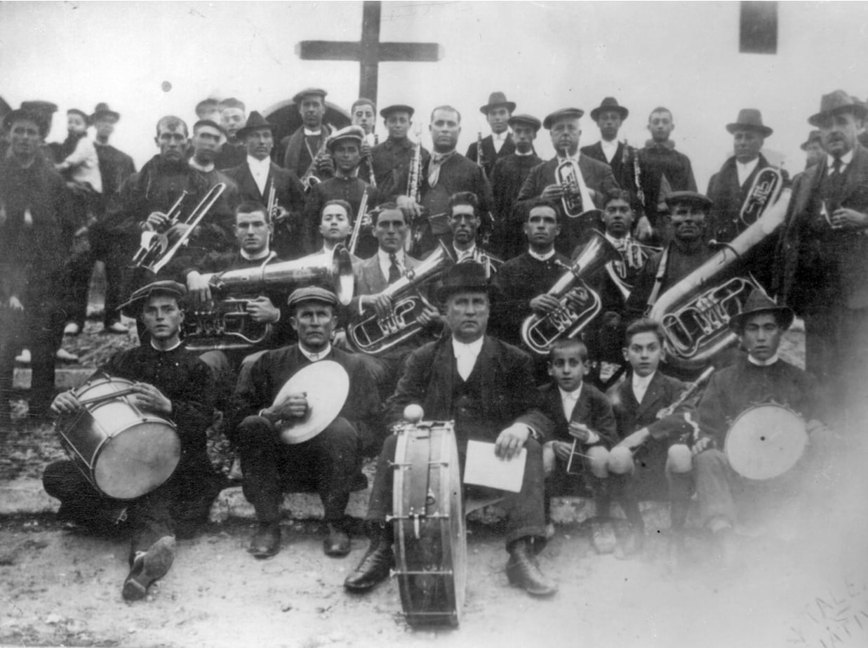 Primera imagen conocida de la Societat Musical de la Llosa de Ranes, tomada en 1921, año de su fundación, que muestra a los integrantes de la banda en sus inicios y refleja los orígenes de la entidad musical del municipio.