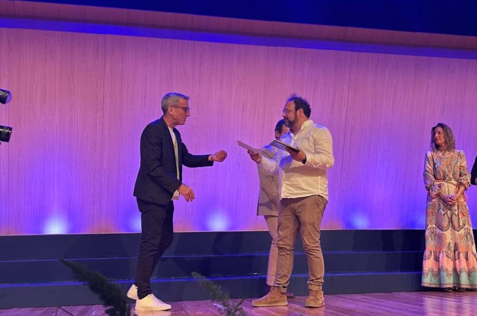 El director del Coro Masculino Ferrum, Marco Antonio García de Paz, recibe el premio del Público