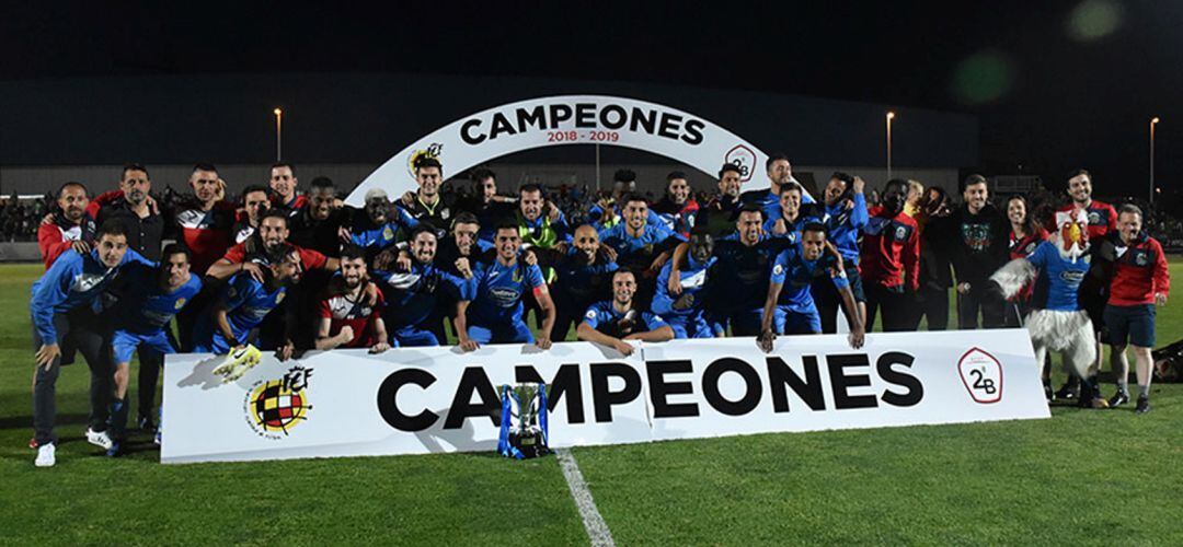 El equipo posa con el trofeo de 2ªB