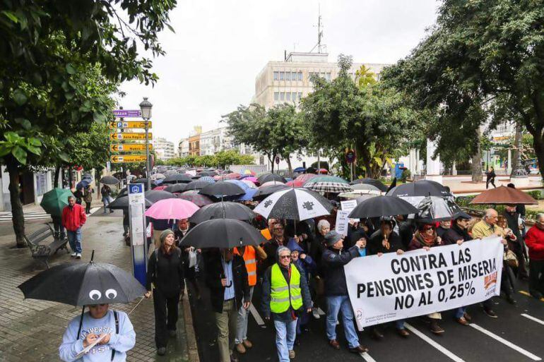 La lluvia no impidio la protestas de los pensionistas por las calles de Jerez