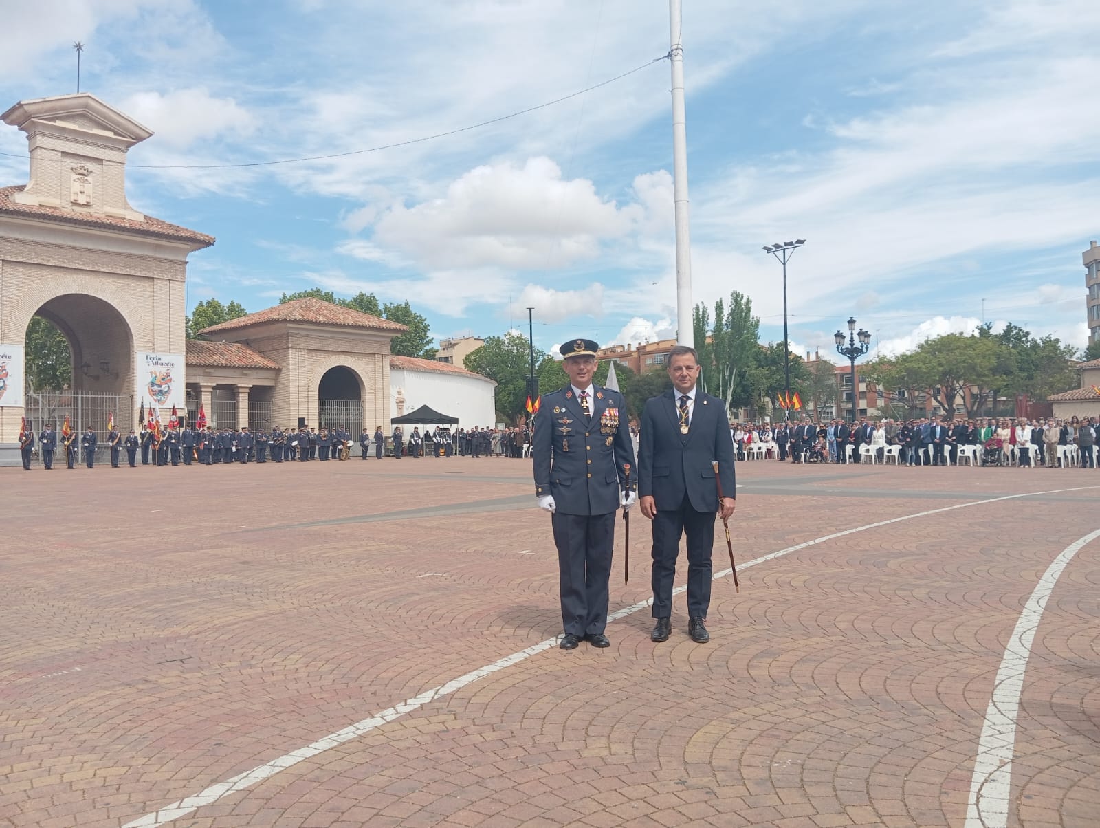 Manuel Serrano, alcalde de Albacete, e Ignacio Zulueta, coronel jefe de la Base y del Ala 14