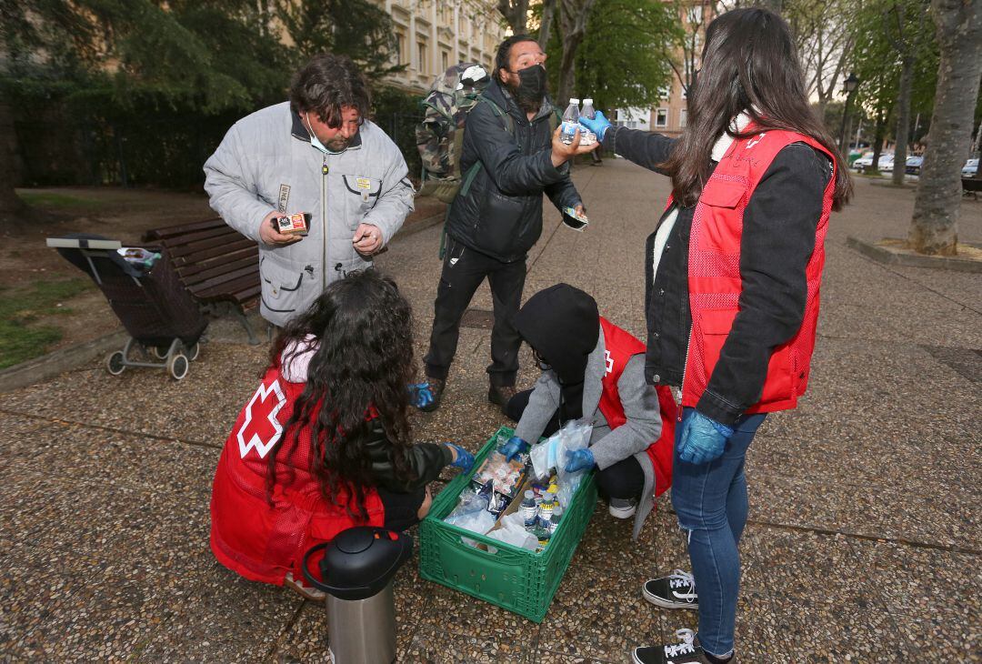 Voluntarios recorren al ciudad de noche para atender a personas dentro del programa de Atención integral de Cruz Roja para las personas sin hogar