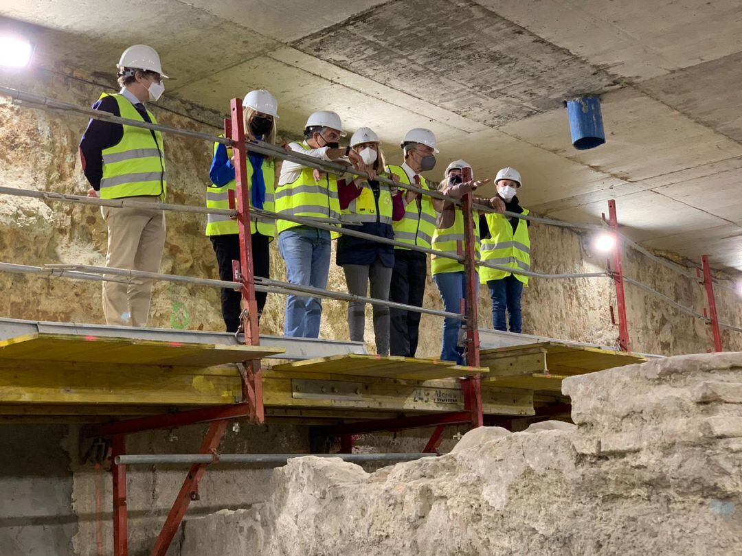 Los consejeros durante la visita al subsuelo de Málaga