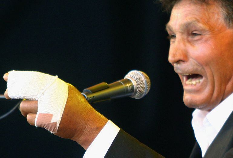 El cantaor Manuel de los Santos "El Agujetas" durante su actuación en la "Semana de Flamenco" del Fórum Universal de las Culturas 2004