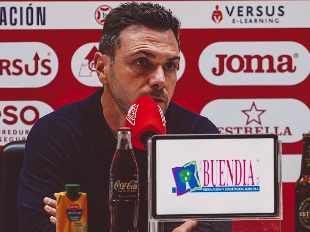 Adrián Colunga, entrenador del Real Murcia, resignado en rueda de prensa después de perder el derbi contra el Cartagena