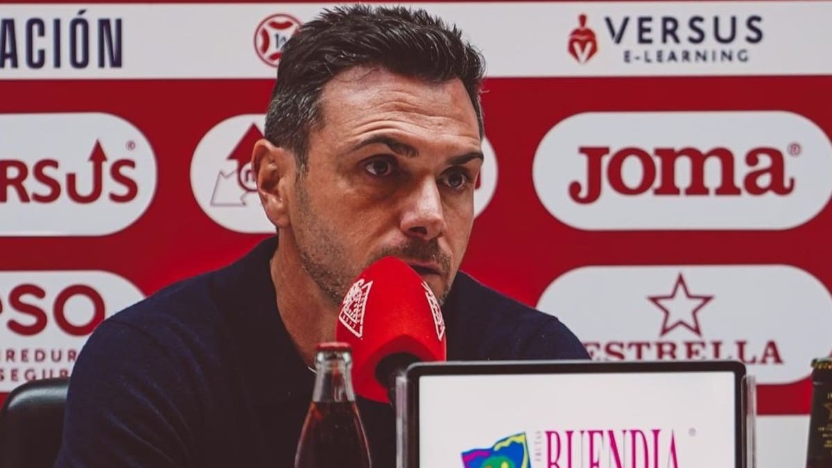 La comisión deportiva del Real Murcia se reúne este mediodía para valorar la destitución de Adrián Colunga