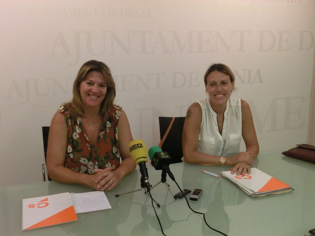 Las dos concejales de Ciudadanos en el Ayuntamiento de Dénia, Susana Mut y Estefanía Schamb.